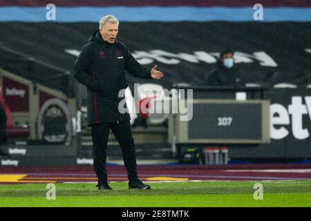 LONDON, ENGLAND - JANUAR 31: West Ham United-Manager David Moyes schaut während des Premier League-Spiels zwischen West Ham United und Liverpool am 31. Januar 2021 im London Stadium in London, Großbritannien, auf. Sportstadien in ganz Großbritannien unterliegen aufgrund der Coronavirus-Pandemie weiterhin strengen Beschränkungen, da staatliche Gesetze zur sozialen Distanzierung Fans innerhalb von Veranstaltungsorten verbieten, was dazu führt, dass Spiele hinter verschlossenen Türen gespielt werden. (Foto von Craig Mercer/MB Media) Stockfoto