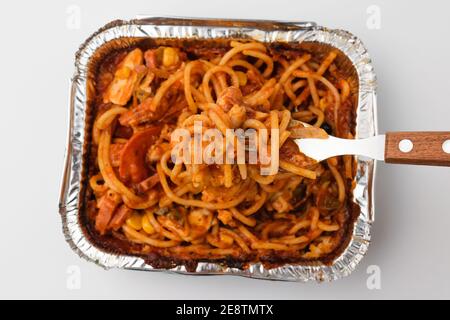 Ofenspaghetti auf weißem Hintergrund Stockfoto
