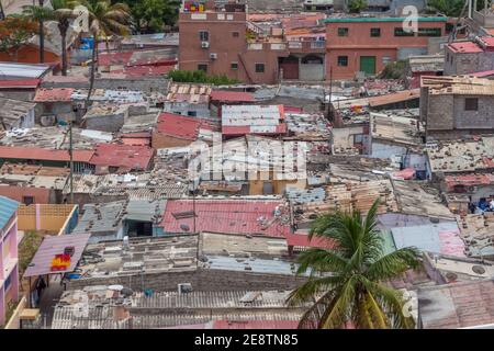 Luanda / Angola - 12/07/2020: Luftaufnahme einer armen Nachbarschaft im zentralen Bereich der Stadt ​​Luanda, typisch afrikanisches Ghetto, mit armen Zelten, genannt Stockfoto