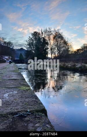 Sonnenaufgang auf einem eisigen Rochdale Canal Aquädukt, Hebden Bridge, Calderdale, West Yorkshire Stockfoto