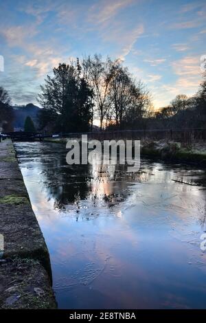 Sonnenaufgang auf einem eisigen Rochdale Canal Aquädukt, Hebden Bridge, Calderdale, West Yorkshire Stockfoto