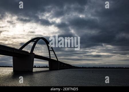 Fehmarn, Deutschland. Januar 2021. Dunkle Wolken ziehen über die Fehmarnsundbrücke. Kredit: Frank Molter/dpa/Alamy Live Nachrichten Stockfoto