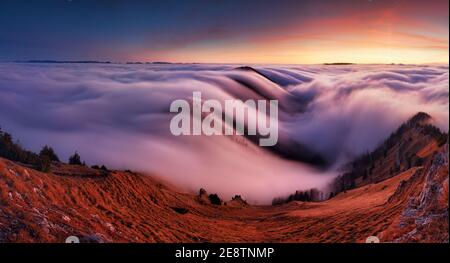 Sonnenuntergang im Herbst Berge über den Wolken während der Wetterumkehrung Fatra Berge in der Slowakei, schöne Landschaft Stockfoto