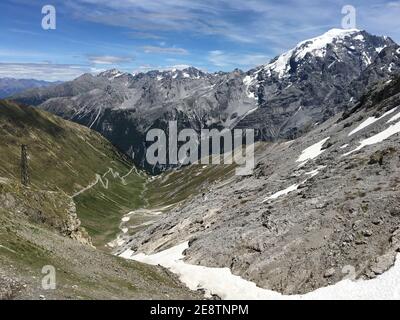 Schöne Aufnahme von verschneiten Alpen in Italien Stockfoto