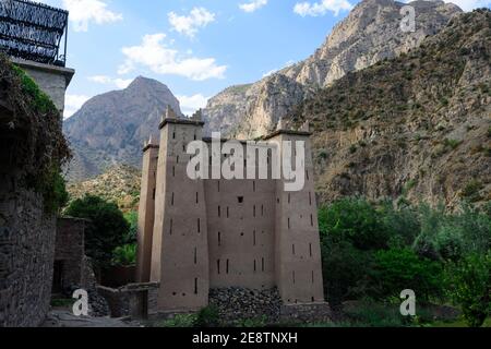 Das Dorf Zaouiat Ahansa im Hohen Atlas von Marokko, bekannt für seine ighirmins (Sammelkellern) Stockfoto