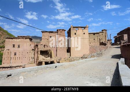 Das Dorf Zaouiat Ahansa im Hohen Atlas von Marokko, bekannt für seine ighirmins (Sammelkellern) Stockfoto