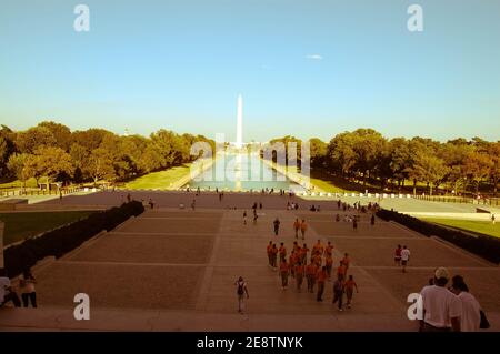 Washington D.C. das Washington Monument vom Lincoln Memorial aus gesehen, USA People Walking Reflection, direkt als Touristentourismus Stockfoto