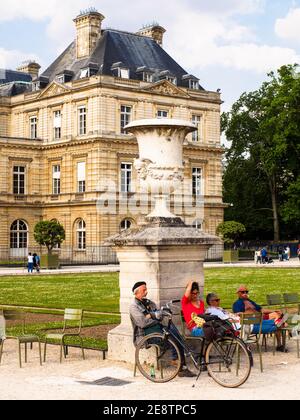 Menschen, die sich im Luxemburg-Palast in den Luxemburg-Gärten, dem Sitz des französischen Senats - Paris, Frankreich, ausruhen Stockfoto