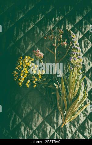 Wildes Blumenstrauß auf grünem Stoff Stockfoto