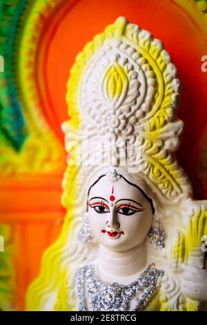 Idol der Göttin Saraswati gemalt in der weißen und gelben Farbe auf Basant panchami utsav. Swaraswati ist ein Gott des Wissens, der Musik, der Kunst, der Weisheit, des Lernens. Stockfoto