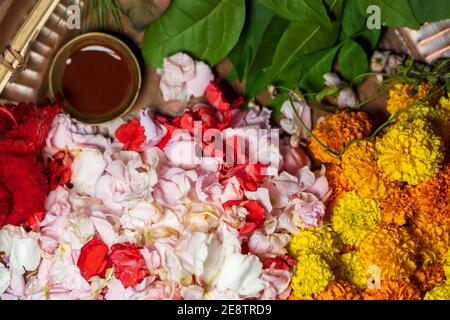 Pooja thali voller Ringelblumen, Blütenblätter, Blätter und Chandan für Pushpanjali auf Vasant Panchami oder saraswati, Lakshmi, Durga puja. Hinduistische Anbetung r Stockfoto