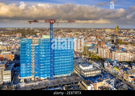 Luftaufnahme von Bau Kran Gebäude Hochhaus-Apartment-Gebäude in der Stadt Groningen, Niederlande Stockfoto