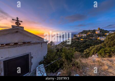 Bergdorf Nonza mit Kapelle und Blick über das Mittelmeer auf Cap corse, Korsika, Frankreich Stockfoto