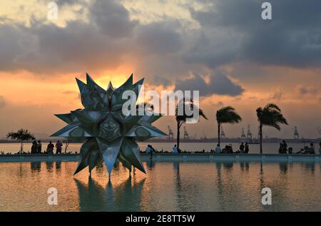 Sonnenuntergang mit Panoramablick auf den Puffed Star II eine Skulptur des Künstlers Frank Stella im Museu do Amanhã auf der Praça Mauá in Rio de Janeiro, Brasilien. Stockfoto