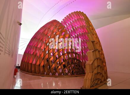 Ausstellungsansicht auf das Innere des Museums von Morgen (Museu do Amanhã) auf Praça Mauá in Porto Maravilha in Rio de Janeiro, Brasilien. Stockfoto