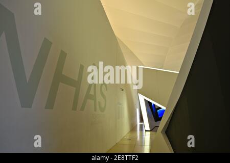 Ausstellungsansicht auf das Innere des Museums von Morgen (Museu do Amanhã) auf Praça Mauá in Porto Maravilha in Rio de Janeiro, Brasilien. Stockfoto