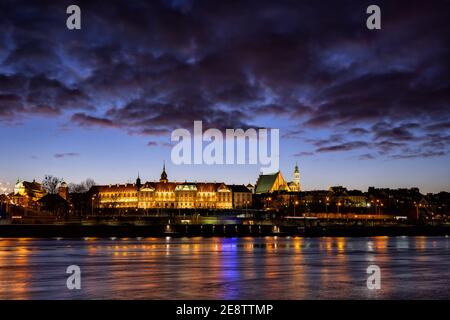 Dämmerung Flussansicht von Warschau Stadt in Polen mit Alt Skyline der Stadt Stockfoto