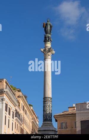 Säule der Unbefleckten Empfängnis (italienisch: La Colonna della Immacolata) auf der Piazza Mignanelli in Rom, Italien, Denkmal der Jungfrau Maria c Stockfoto