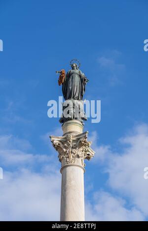 Säule der Unbefleckten Empfängnis (italienisch: La Colonna della Immacolata) auf der Piazza Mignanelli in Rom, Italien, Denkmal der Jungfrau Maria c Stockfoto