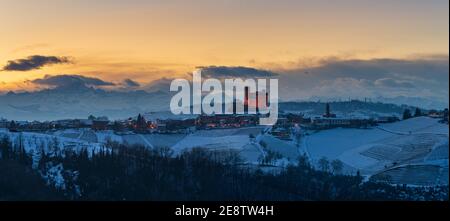 Italien Piemont: Weingärten einzigartige Landschaft Winter Sonnenuntergang, Serralunga d'Alba mittelalterliche Burg auf einem Hügel, die Alpen schneebedeckten Berge Hintergrund, i Stockfoto