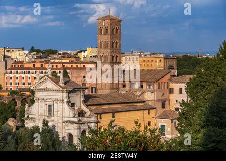 Stadt Rom in Italien, Stadtbild mit Basilica di Santa Francesca Romana, römisch-katholische Kirche mit romanischem Glockenturm aus dem 12. Jahrhundert Stockfoto