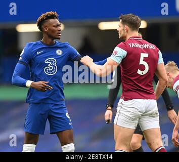 Stamford Bridge, London, 31. Januar 2021 Chelsea's Tammy Abraham tusles with Tarkowski during their Premier League match against Burnley Bildnachweis : © Mark Pain / Alamy Live News Stockfoto