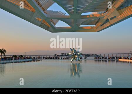 Panoramablick auf das Museu do Amanhã bei Sonnenuntergang mit der Skulptur „Puffed Star II“ auf Praça Mauá in Porto Maravilha in Rio de Janeiro, Brasilien. Stockfoto