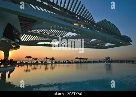 Panoramablick auf das Museu do Amanhã bei Sonnenuntergang mit der Skulptur „Puffed Star II“ auf Praça Mauá in Porto Maravilha in Rio de Janeiro, Brasilien. Stockfoto