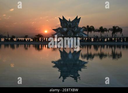 Sonnenuntergang mit Panoramablick auf den Puffed Star II eine Skulptur des Künstlers Frank Stella im Museu do Amanhã auf der Praça Mauá in Rio de Janeiro, Brasilien. Stockfoto