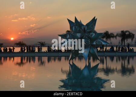 Sonnenuntergang mit Panoramablick auf den Puffed Star II eine Skulptur des Künstlers Frank Stella im Museu do Amanhã auf der Praça Mauá in Rio de Janeiro, Brasilien. Stockfoto