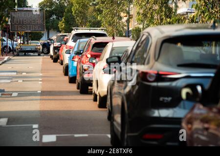 Fahrzeuge, die in einer COVID-19-Testanlage in Perth, Westaustralien, warten Stockfoto