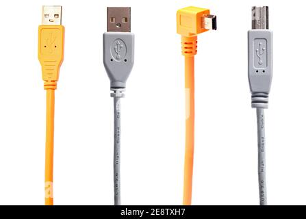 Orangefarbene und graue USB-Kabel auf weißem Hintergrund isoliert. Stockfoto