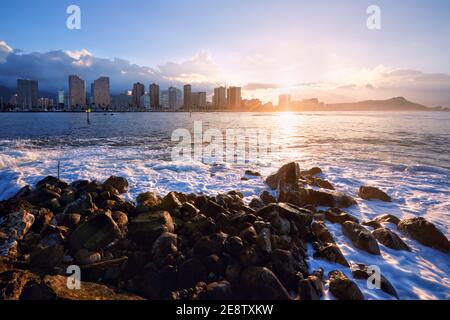sonnenaufgang über der Skyline von Honolulu, Oahu, Hawaii Stockfoto