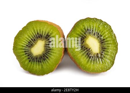 Eine in Scheiben geschnittene Kiwifruit isoliert auf weißem Hintergrund Stockfoto
