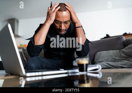 Verzweifelter Unternehmer mit Problemen aufgrund der Virus-Pandemie konfrontiert Stockfoto