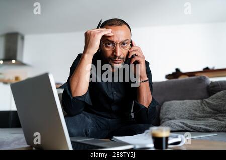 Verzweifelter Unternehmer mit Problemen aufgrund der Virus-Pandemie konfrontiert Stockfoto