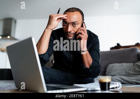 Verzweifelter Unternehmer mit Problemen aufgrund der Virus-Pandemie konfrontiert Stockfoto