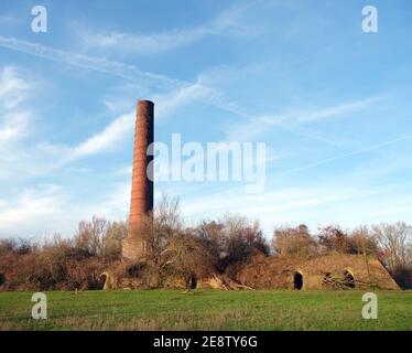 Ruine der alten Ziegelei und Schornstein bei wageningen in Niederlande Stockfoto