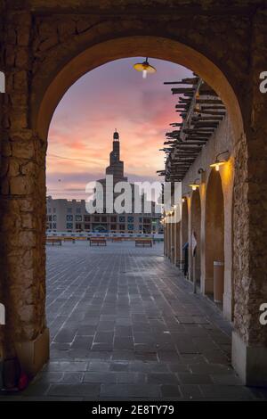 Al-Fanar-Moschee, die auch Spiral-Moschee genannt wird, bei Dämmerung Blick vom Souq Wakif Stockfoto
