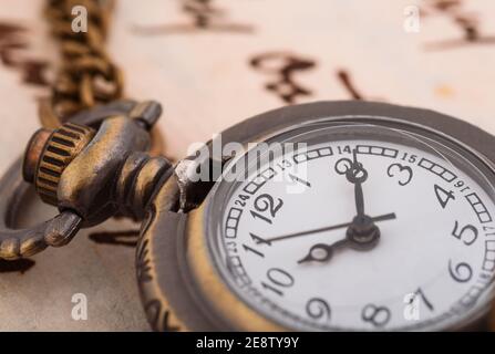 Vintage Taschenuhr über Manuskript Hintergrund Stockfoto