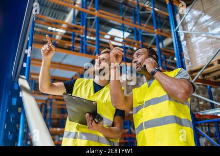 Lagermitarbeiter arbeiten zusammen Stockfoto