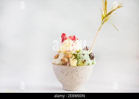 Eis mit Vanille, Schokolade und Erdbeere Stockfoto