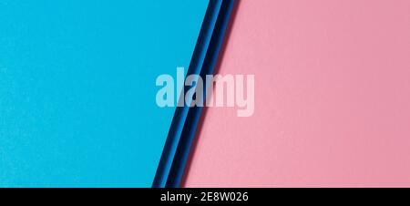Abstrakte Farbe Papiere Geometrie flach Lay Komposition Hintergrund mit blauen und rosa Farbtöne Stockfoto
