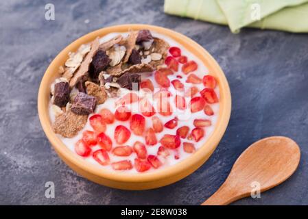 Naturjoghurt mit schwarzer Schokolade Stockfoto