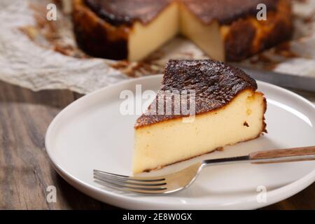 Ein Teil des traditionellen baskischen verbrannten Käsekuchen aus nächster Nähe Stockfoto
