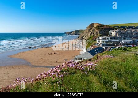 Sonniger Frühlingsabend in der watergate Bay bei newquay in cornwall england Stockfoto
