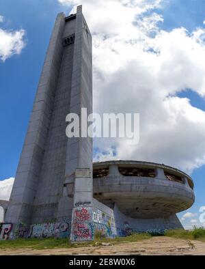 Buzludzha Peak, Bulgarien - 21/07/2019: Der Mast des ehemaligen kommunistischen Parteigebäudes Stockfoto