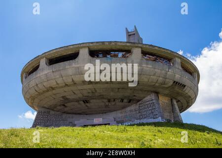 Nahansicht der verlassenen urbex Attraktion Buzludzha in Bulgarien Stockfoto