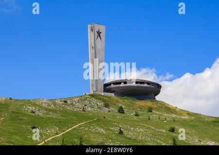 BUZLUDZHA PEAK, BULGARIEN - 06. JULI 2019: Verlassene Gebäude der ehemaligen kommunistischen Partei Stockfoto