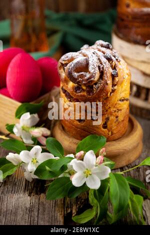 Osterkuchen Kraffin. Kraffine mit Rosinen, kandierten Früchten und Mohn, mit Puderzucker bestreut. Nahaufnahme von hausgemachtem Kuchen. Cruffin. Stockfoto